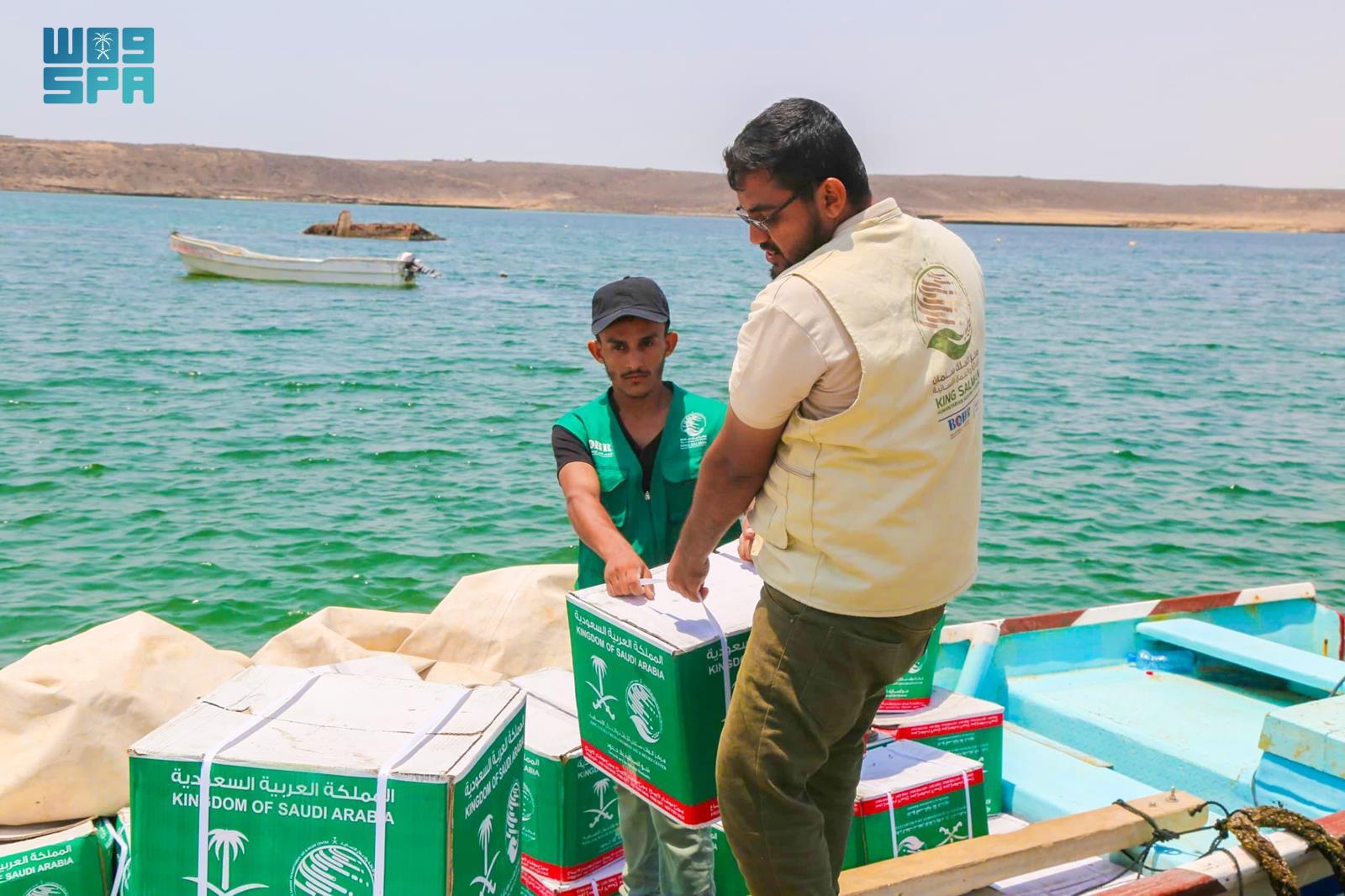 KSrelief secured 225 food parcels for 1,575 individuals in Taiz’s Mayun island. (SPA)