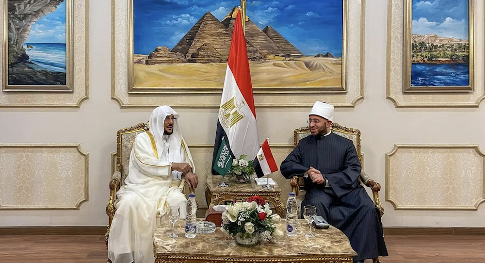 Sheikh Abdullatif bin Abdulaziz Al Al-Sheikh and Osama Al-Azhari met in Cairo on Saturday. (SPA)