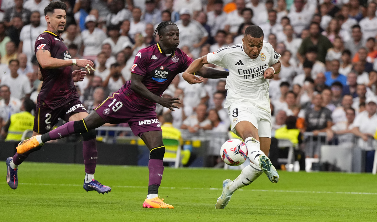 Real Madrid's Kylian Mbappe, right, and Valladolid's Amath Ndiaye challenge for the ball during the Spanish La Liga soccer match between Real Madrid and Valladolid at the Santiago Bernabeu stadium in Madrid, Spain, Sunday, Aug. 25, 2024. (AP)