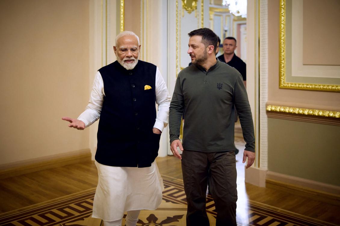 Ukraine’s President Volodymyr Zelensky speakS with Indian Prime Minister Narendra Modi at the Mariinskyi Palace ahead of their meeting, in Kyiv. (File/AFP)
