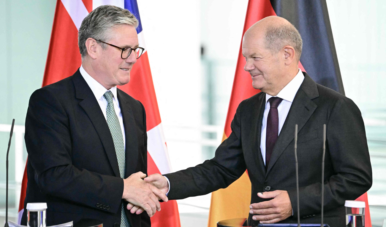 German Chancellor Olaf Scholz (R) and Britain's Prime Minister Keir Starmer shake hands after a joint press conference following bilateral talks at the Chancellery in Berlin on August 28, 2024. (AFP)