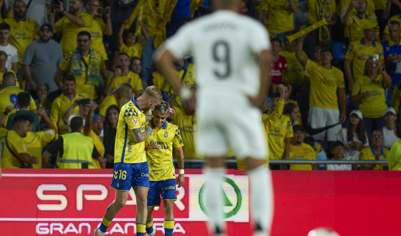 Las Palmas' Alberto Moleiro, right, is congratulated after scoring his side's opening goal during the Spanish La Liga soccer match between Las Palmas and Real Madrid at the Gran Canaria stadium on the Canary island of Las Palmas, Spain, Thursday, Aug. 29, 2024. (AP)