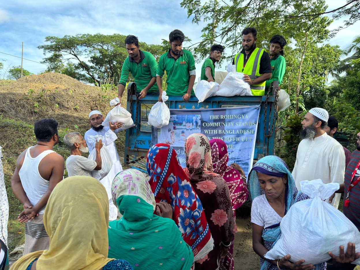 Rohingya volunteers distribute aid among flood victims in Hasanpur, southeastern Bangladesh on Aug. 31, 2024. (Yassin Abdumonab)