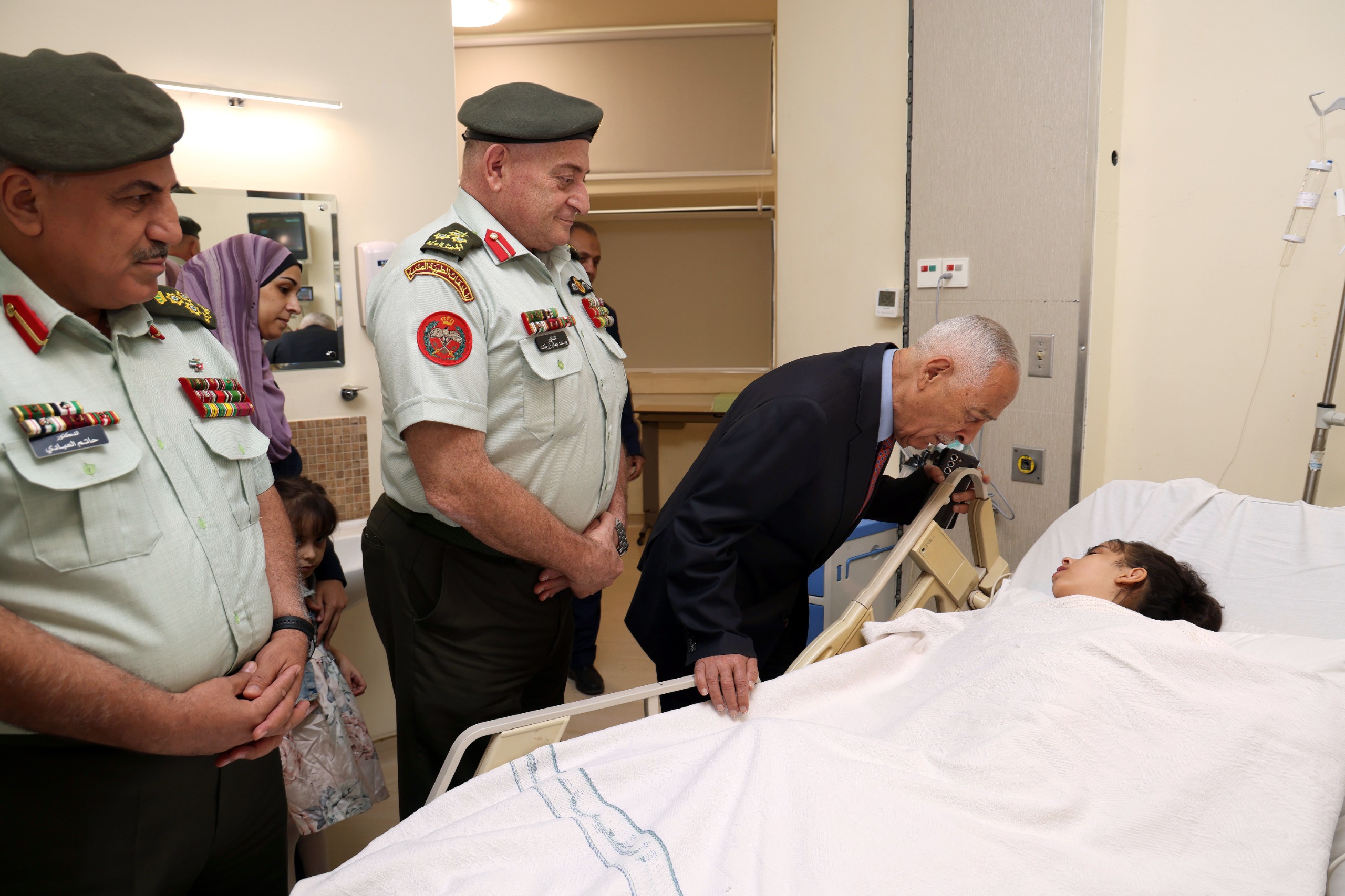 The head of Jordan’s royal court on Saturday visited a young Gazan girl who is being treated at a hospital in the Kingdom after being evacuated from her home. (Petra)