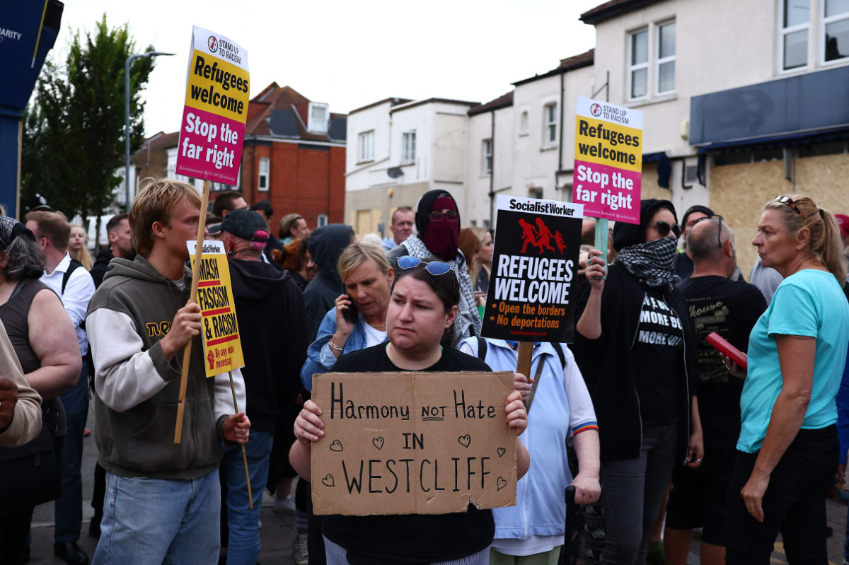 Britons rally against far-right anti-immigration protesters in Westcliff, England, on Aug. 7, 2024. (AFP)