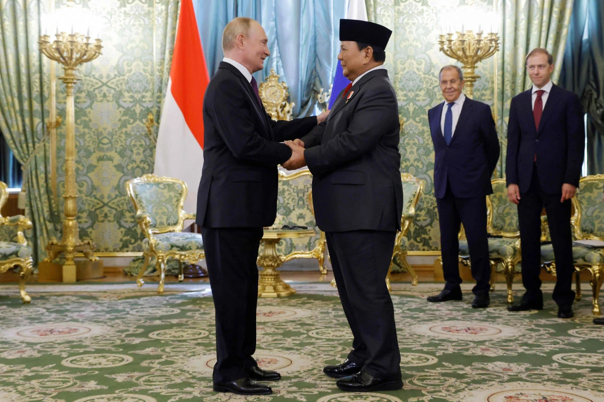 Russia's President Vladimir Putin (L) welcomes Indonesia's President-elect Prabowo Subianto to the Kremlin in Moscow on July 31, 2024. (POOL / AFP)