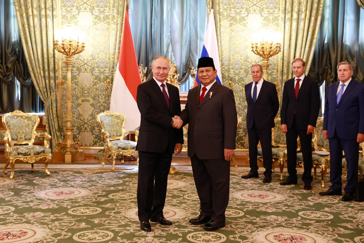Russian President Vladimir Putin and Indonesia’s President-elect Prabowo Subianto shake hands at the Kremlin in Moscow, Russia on July 31, 2024. (Indonesian Ministry of Defense)