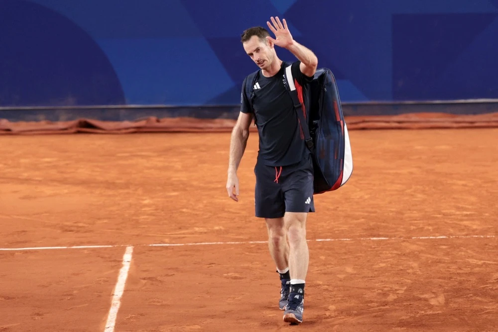 Paris 2024 Olympics - Tennis - Men's Doubles Quarterfinals - Roland-Garros Stadium, Paris, France - August 01, 2024. Andy Murray of Britain waves to spectators after losing his match with Daniel Evans of Britain against Taylor Fritz of United States and Tommy Paul of United States. (Reuters)