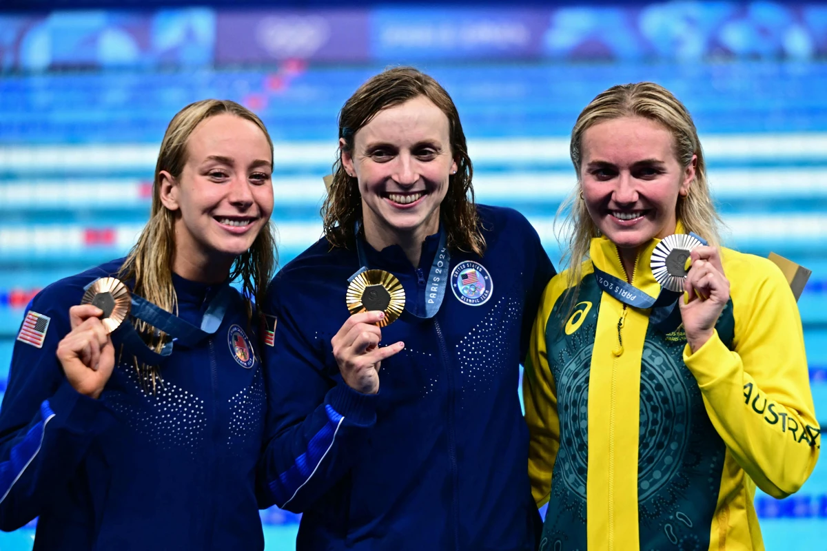 From left, silver medalist Australia's Ariarne Titmus, gold medalist US' Katie Ledecky and bronze medalist US' Paige Madden during the podium ceremony of the women's 800m freestyle swimming at the Paris 2024 Olympic Games at Paris La Defense Arena in Nanterre, France, on Aug. 3, 2024. (AFP)