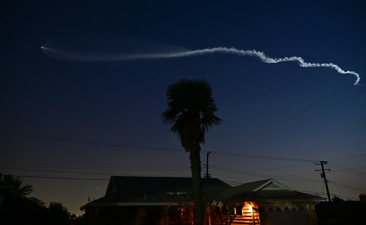 A SpaceX Falcon 9 rocket with a payload of 20 Starlink satellites is seen in the evening sky above Los Angeles, California after being launched from Vandenberg Space Force Base on June 18, 2024. (AFP)