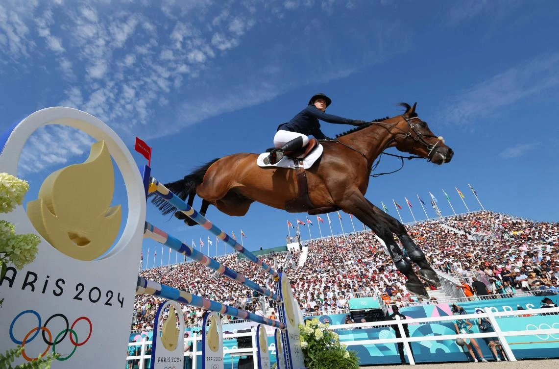 Norway’s Victoria Gulliksen with horse Mistral van de Voglzang competes in the equestrian’s jumping individual final during the Paris 2024 Olympic Games at the Chateau de Versailles, in Paris, on Aug. 6, 2024. (AFP)