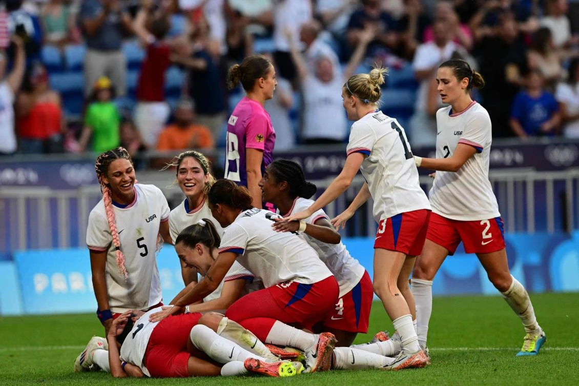 US players celebrate after US’ forward Sophia Smith scores in the 95th minute during their women’s semifinal match against Germany during the Paris 2024 Olympic Games at the Lyon Stadium in Lyon on Aug. 6, 2024. (AFP)