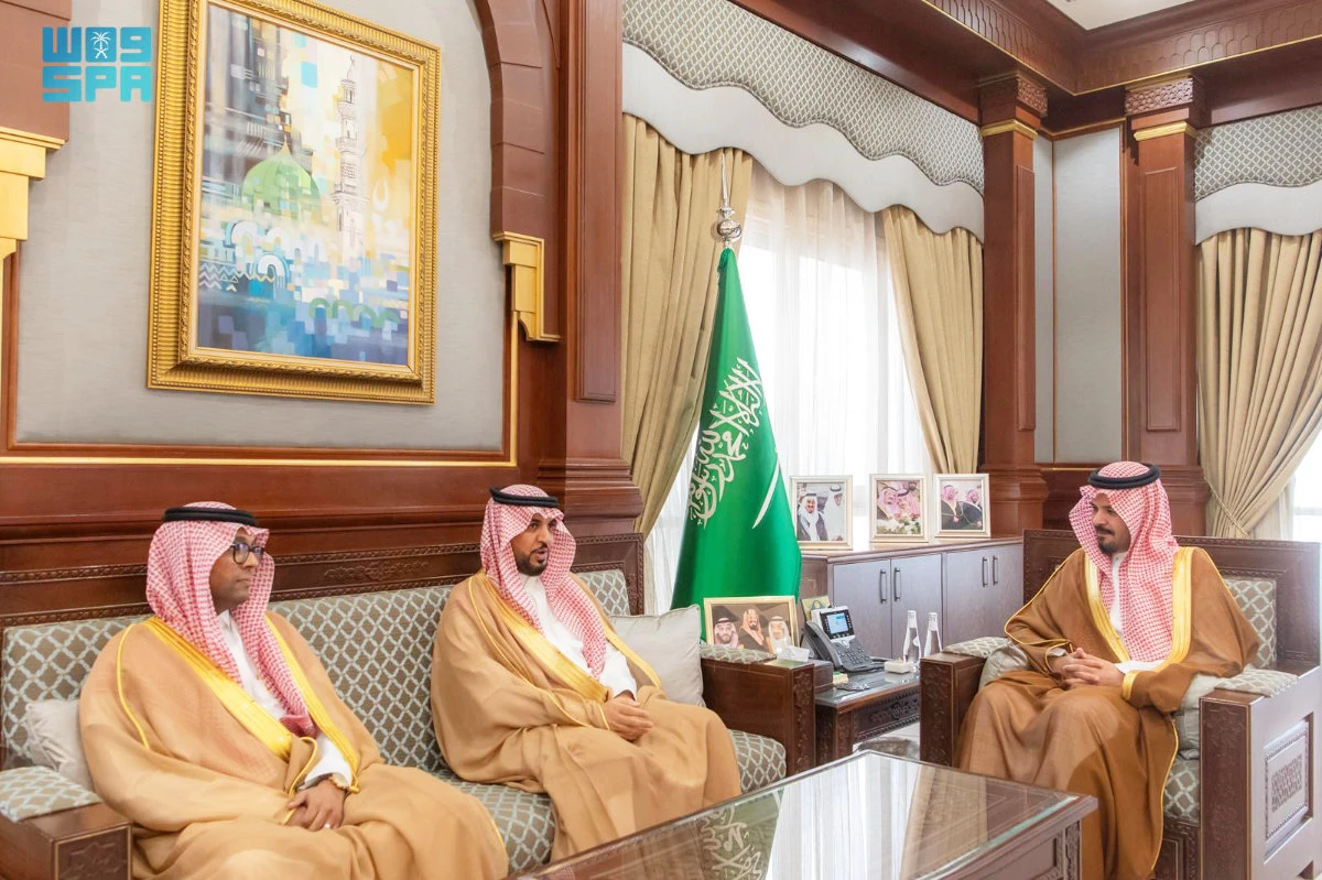 Madinah Gov. Prince Salman bin Sultan receives King Salman Medical City CEO Abdulrahman Al-Harbi in Madinah. (SPA)