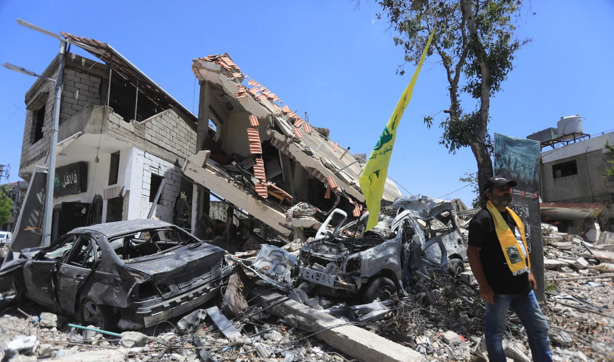 The Israeli army intensified its hostilities on Saturday against border villages in southern Lebanon, destroying and flattening several neighborhoods. (AFP/File)