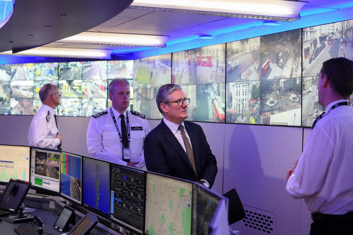 Britain's Prime Minister Keir Starmer (C) views CCTV screens with Metropolitan Police Commissioner Mark Rowley (L), Metropolitan Police Deputy Assistant Commissioner Andy Valentine and Commander Ben Russell (R) at Lambeth Police Headquarters in London on August 9, 2024. (File/AFP)