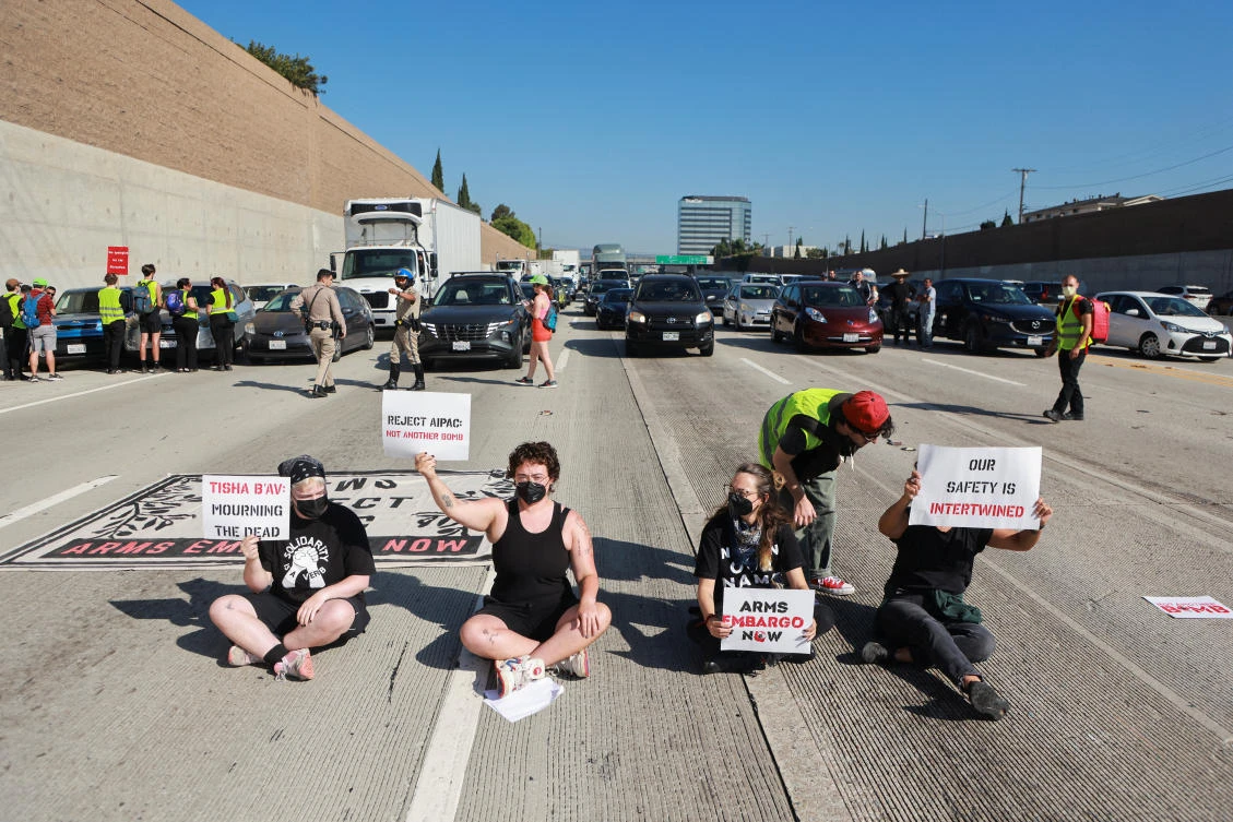 Supporters of a ceasefire and arms embargo, amid the Israel-Hamas war in Gaza, block the 405 freeway’s southbound lanes in Los Angeles, California, on Aug. 13, 2024. (Reuters)