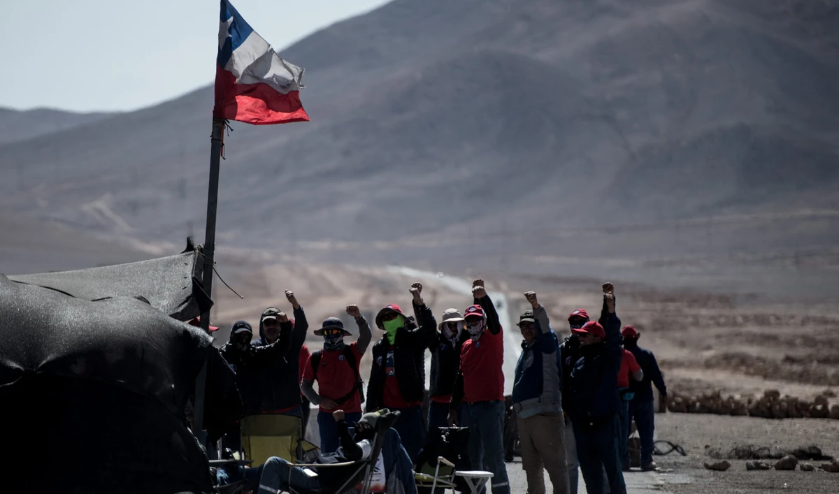 Miners of the Escondida copper mine, on strike, block a road outside of Escondida, some 145 km northeast of Antofagasta, Chile, on March 8, 2017. (AFP/File)