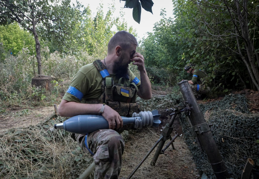 Ukrainian President Volodymyr Zelensky said on Wednesday that his forces had advanced a few kilometers on Russian territory. Above, a Ukrainian serviceman prepares to fire a 120-mm mortar toward Russian troops at a frontline on Aug. 14, 2024. (Reuters)