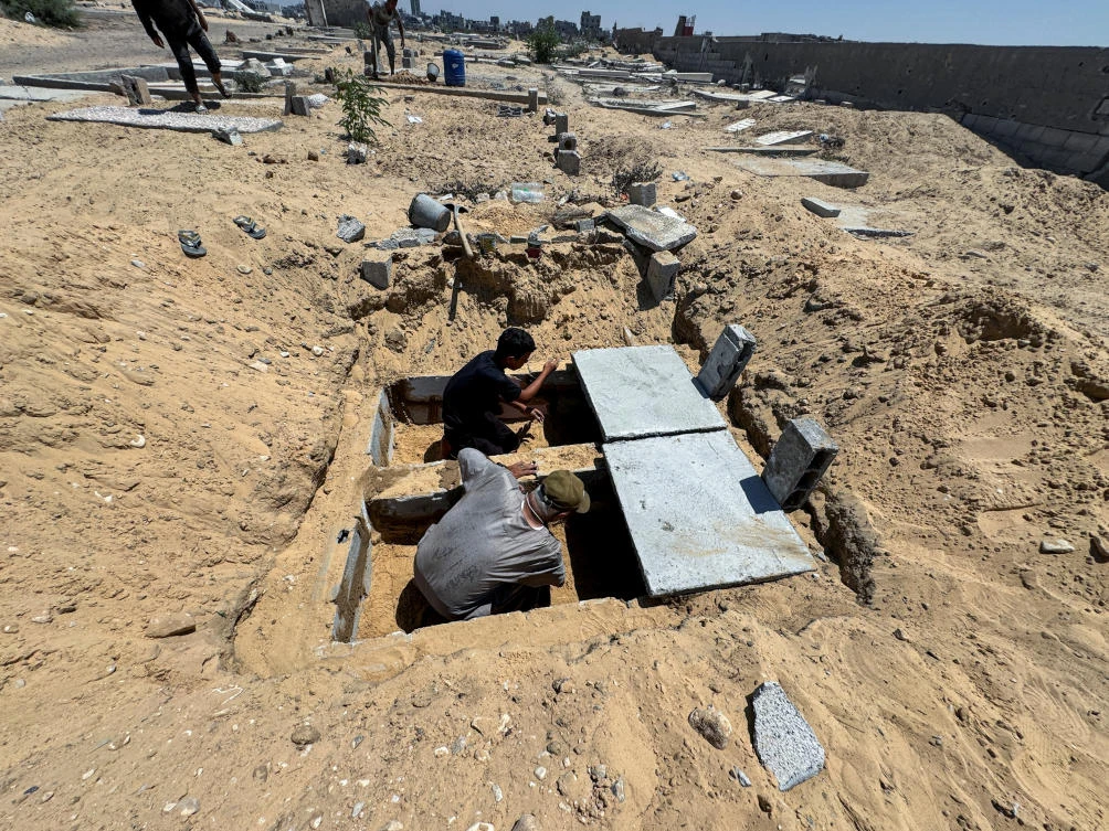Palestinians prepare graves in a cemetery as death toll surpasses 40,000, according to health ministry, amid Israel-Hamas conflict, in Khan Younis in the southern Gaza Strip, Aug. 15, 2024. (Reuters)