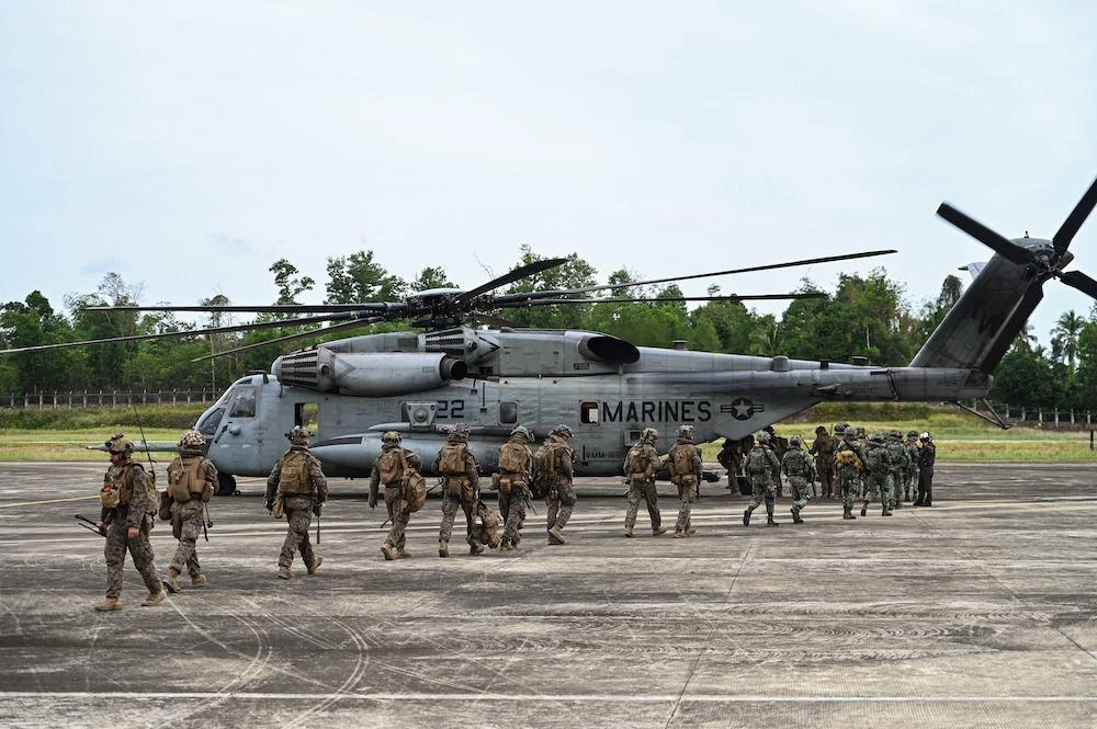 Soldiers board a US Marines CH-53 Super Stallion during the US-Philippines Balikatan joint military exercise at San Vicente Airport in Palawan on May 1, 2024. (AFP)