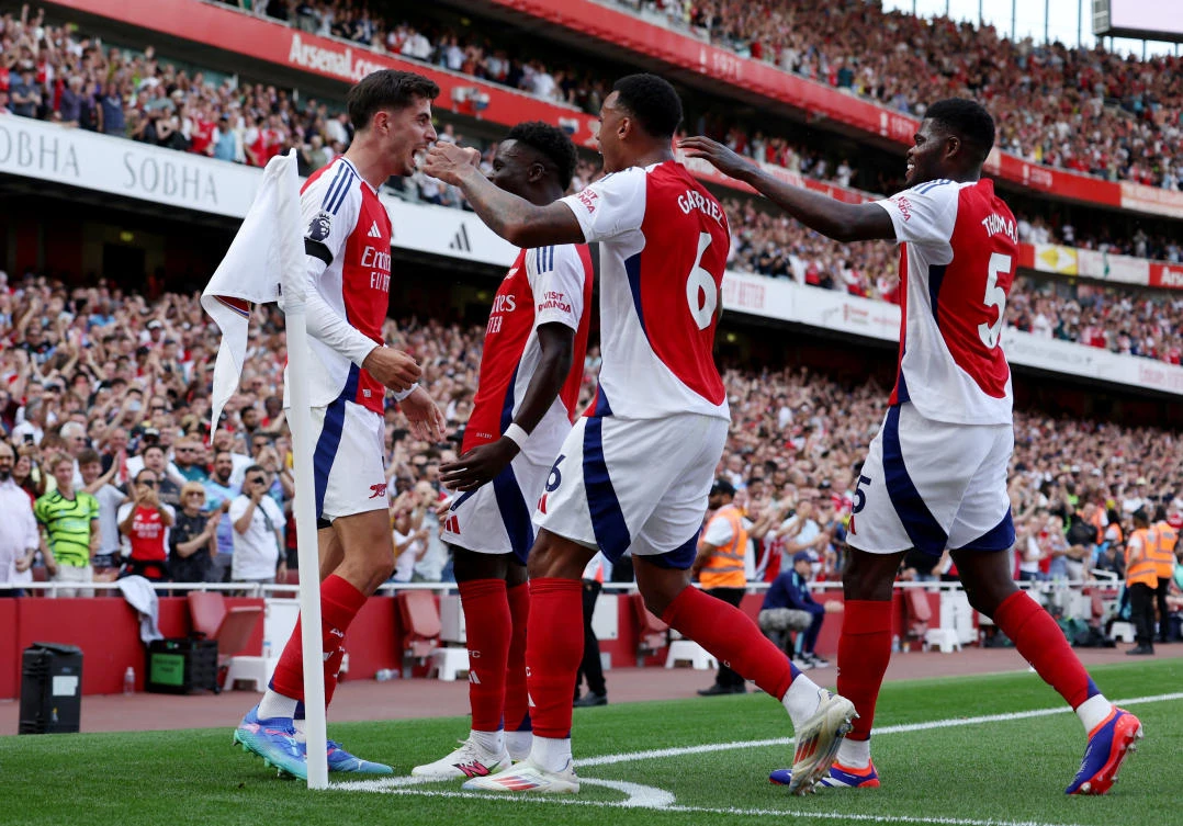 Arsenal’s Kai Havertz celebrates scoring their first goal with Bukayo Saka, Gabriel Magalhaes and Thomas Partey during their Premier League match against Wolverhampton Wanderers at Emirates Stadium on Aug. 17, 2024. (Reuters)
