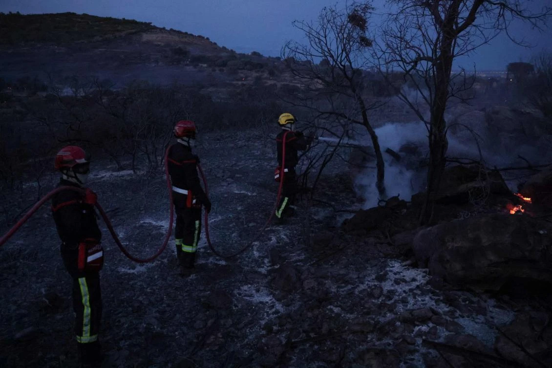 Dozens of homes were evacuated in Frontignan (Hérault), while some neighborhoods were threatened by a fire that had already ravaged some 300 hectares of pine forests by the afternoon. (AFP)