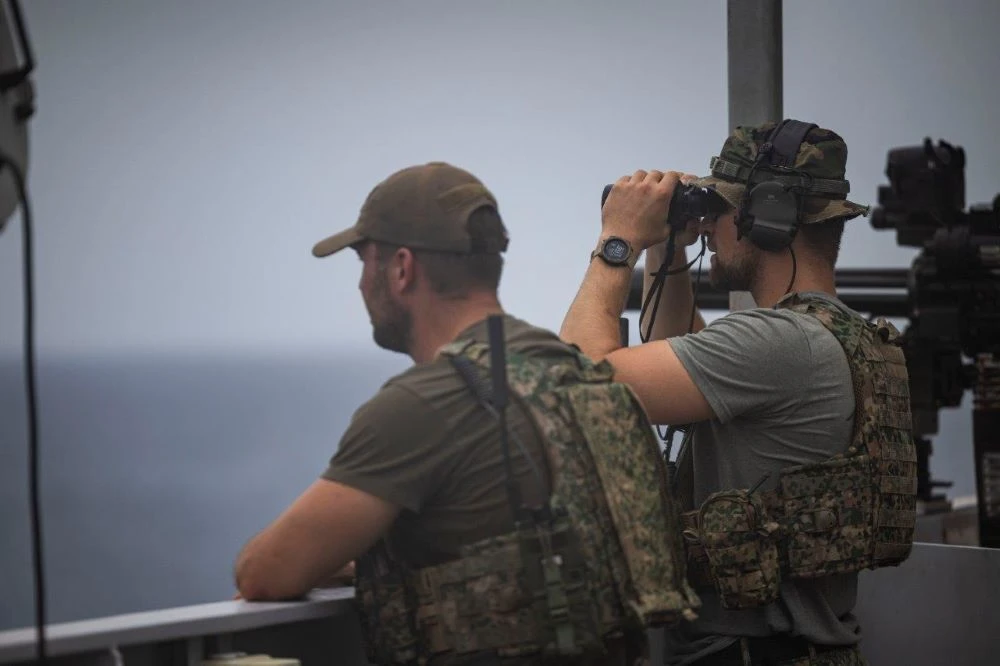 Dutch marines, aboard the HNLMS Karel Doorman, scan the Red Sea as part of Operation Aspides. (X/@EUNAVFORASPIDES)