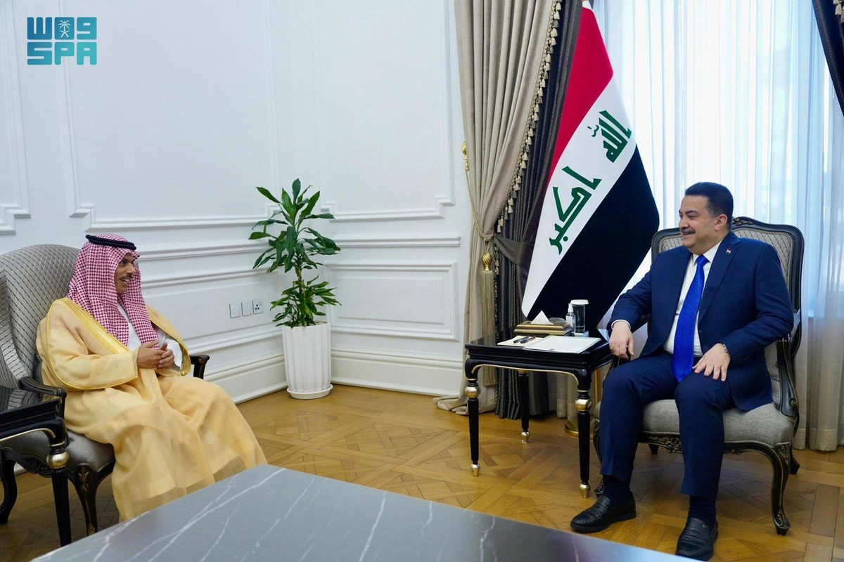 Saudi foreign minister Prince Faisal bin Farhan meets with Iraq’s Prime Minister Mohammed Shia al-Sudani at the Presidential Palace in Baghdad. (SPA)