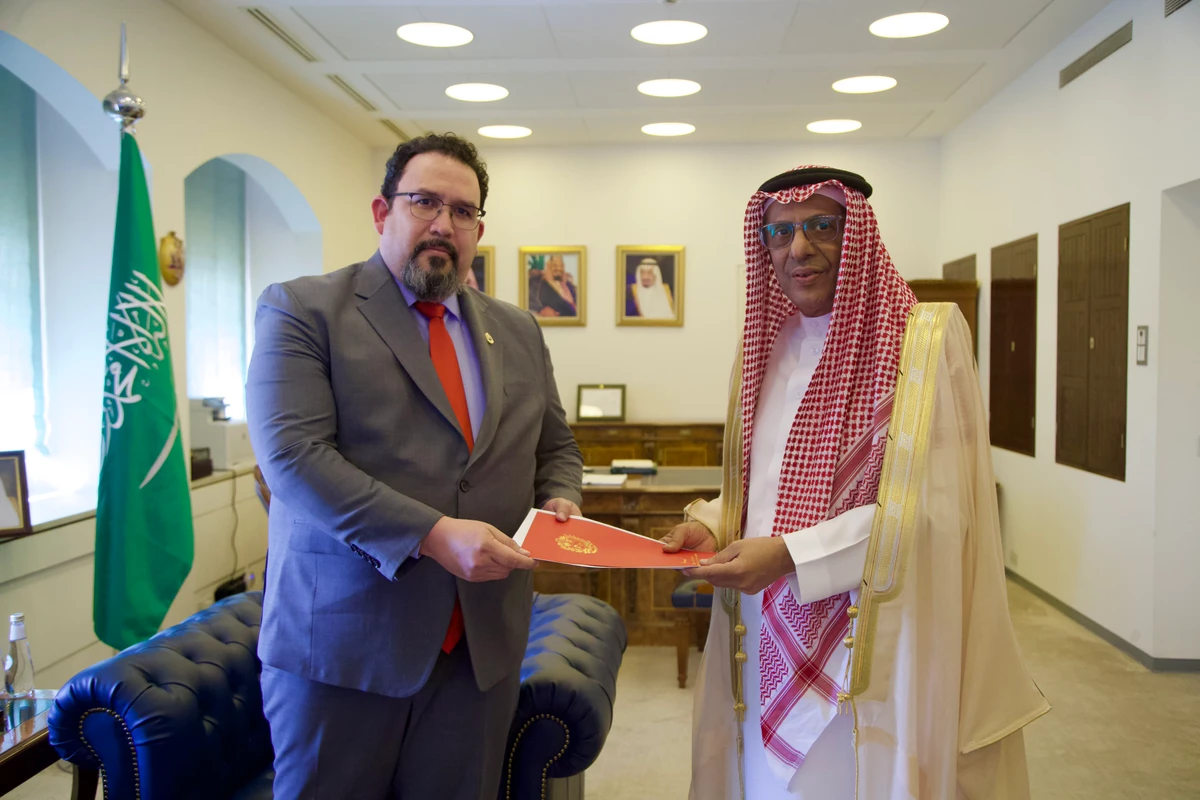 Deputy Minister for International Multilateral Affairs Abdulrahman Al-Rassi receives the letter during a meeting with Venezuela’s ambassador to the Kingdom David Velasquez Caraballo. (SPA)