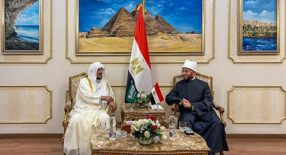 Sheikh Abdullatif bin Abdulaziz Al Al-Sheikh and Osama Al-Azhari met in Cairo on Saturday. (SPA)