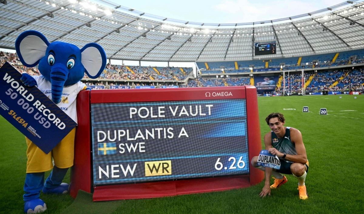 First-place Sweden's Armand Duplantis poses next to a board displaying his new 6,26 meters world record after the men's pole vault event of the Silesia Diamond League athletics meeting in Chorzow, Poland, on Aug. 25, 2024. (AFP)