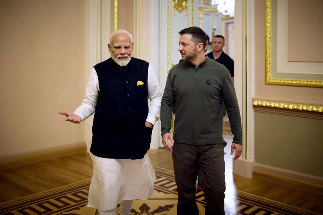 Ukraine’s President Volodymyr Zelensky speakS with Indian Prime Minister Narendra Modi at the Mariinskyi Palace ahead of their meeting, in Kyiv. (File/AFP)