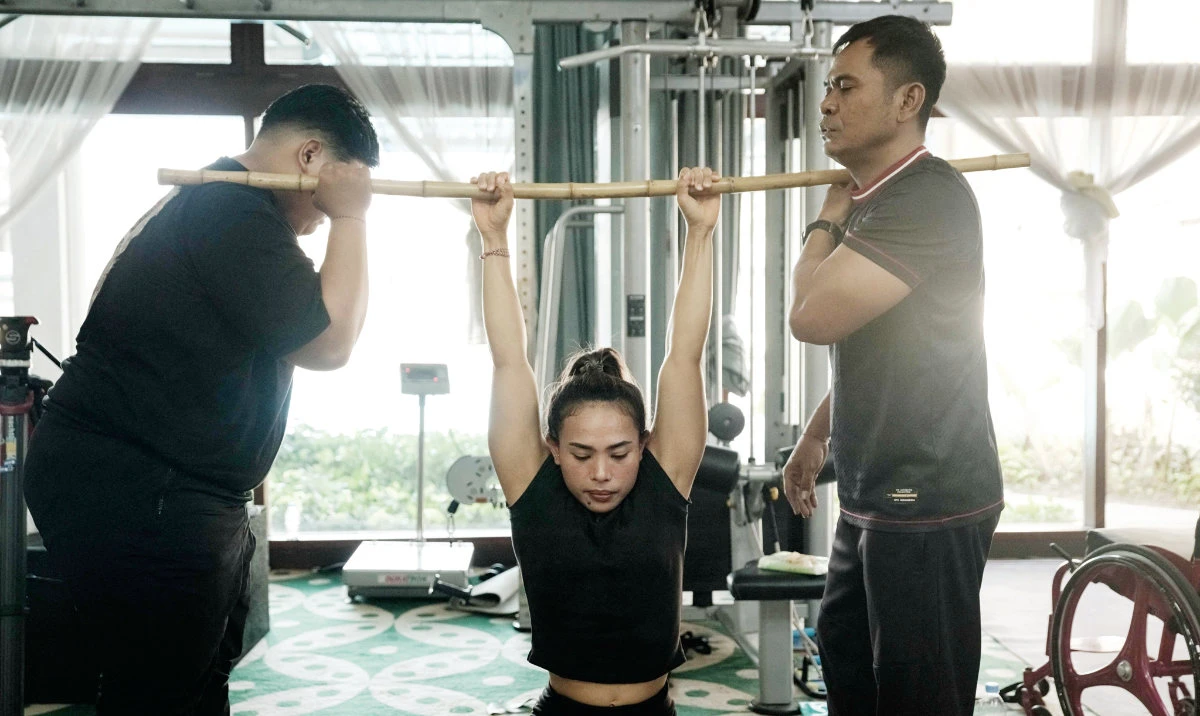 File photo shows Indonesian para powerlifter Ni Nengah Widiasih,center, training during the national team’s training camp at the Kusuma Sahid Prince Hotel in Surakarta, Central Java, ahead of the Paris 2024 Paralympic Games which start on Wednesday. (AFP)