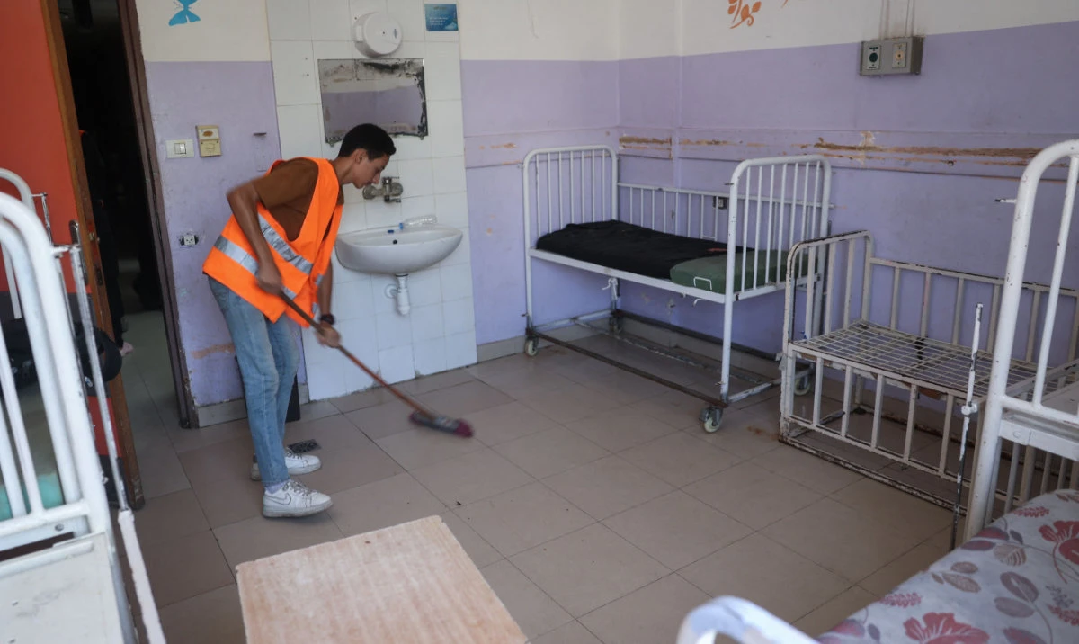 A member of staff cleans an empty ward of the Al-Aqsa Martyrs Hospital in Deir Al-Balah in the central Gaza Strip following renewed Israeli evacuation orders for the area on August 26, 2024, amid the ongoing conflict between Israel and the Palestinian Hamas movement. (AFP)