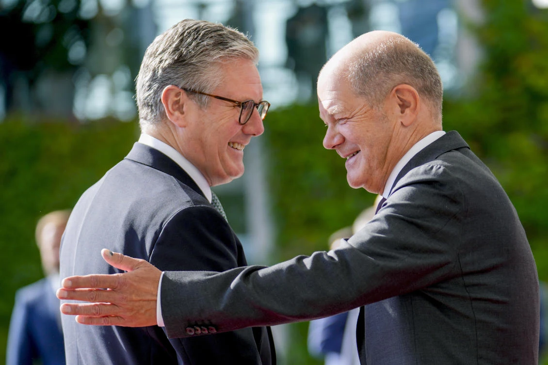 German Chancellor Olaf Scholz, right, welcomes Britain’s Prime Minister Keir Starmer in Berlin on Aug. 28, 2024. The two leaders are hoping for an unprecedented degree of bilateral military cooperation and greater collaboration in areas such as trade and energy. (AP)