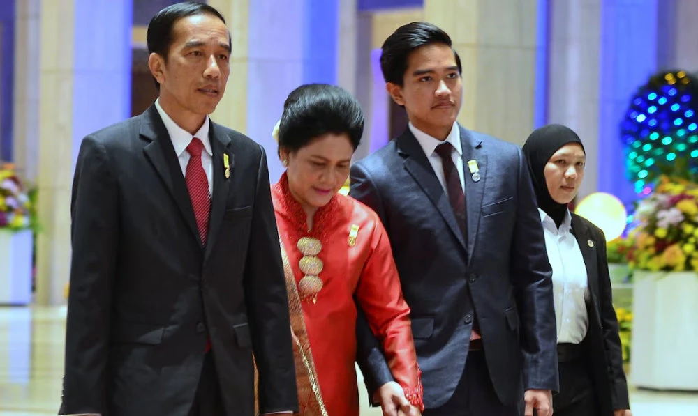 Indonesia's President Joko Widodo, his wife Iriana and son Kaesang Pangarep arrive for the royal banquet of Brunei's Sultan Hassanal Bolkiah at Nurul Iman Palace in Bandar Seri Begawan, Brunei. (Reuters/File)