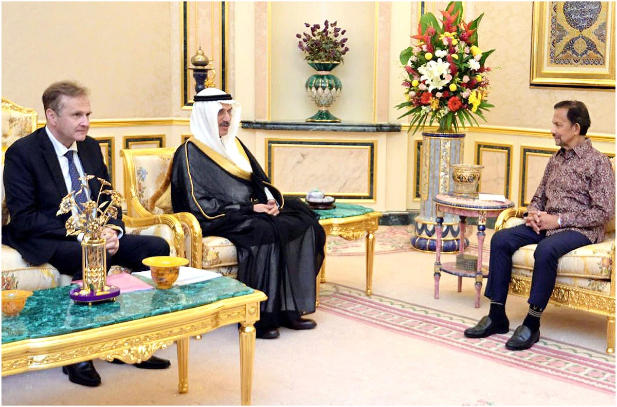 Sultan of Brunei Darussalam Hassanal Bolkiah, right, meeting with IsDB Group President Mohammed Al-Jasser and his delegation in Bandar Seri Begawan on Thursday. (SPA)