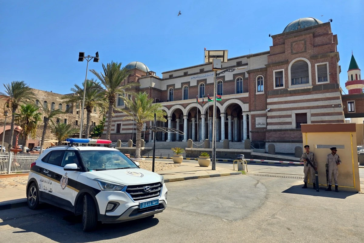 Police officers stand guard outside Libya's Central Bank headquarters in Tripoli on August 27, 2024. The United States gave its backing on August 27 to UN efforts to resolve differences between Libya's rival administrations over the mangement of the central bank without cutting off vital oil income.(AFP)