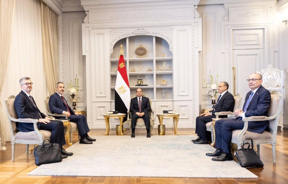 Turkish Minister of Foreign Affairs Hakan Fidan is received by Abdel Fattah El-Sisi in El-Alamein. (X/@MFATurkiye)
