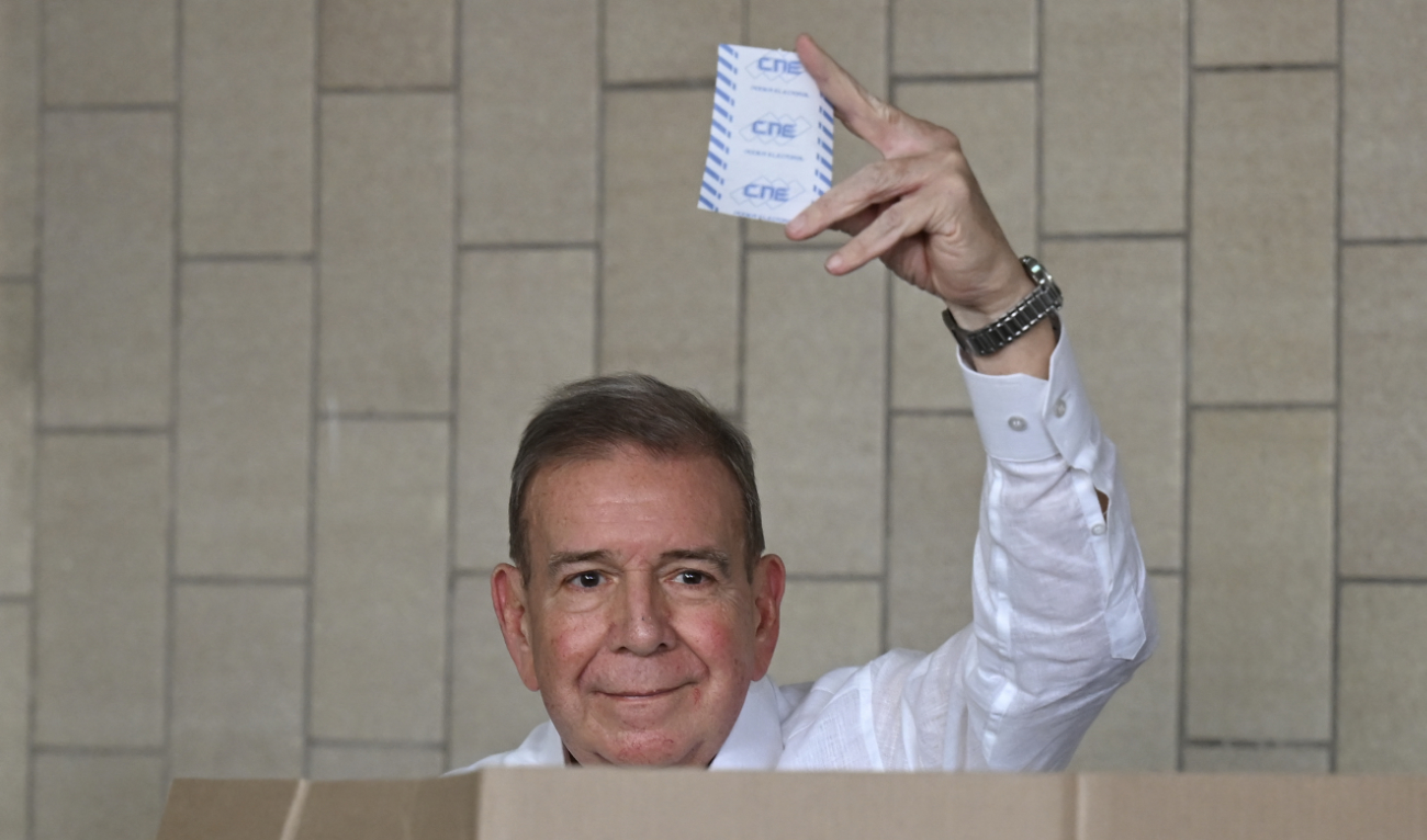 Venezuelan opposition presidential candidate Edmundo Gonzalez Urrutia shows his ballot as he votes at the Santo Tomas de Villanueva school in Caracas during the presidential election on July 28, 2024. (AFP/File)