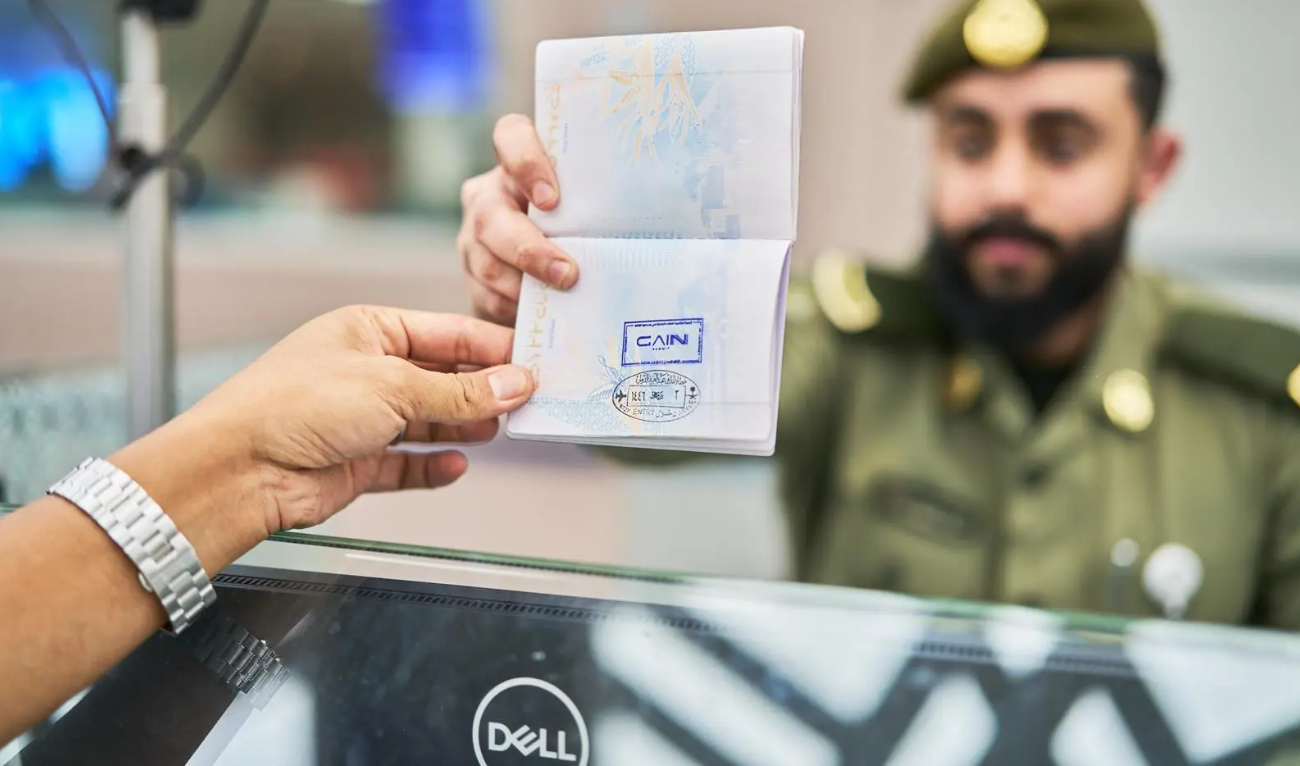 Travelers at airports in Jeddah, Riyadh, and Dammam will get their passports stamped with the commemorative mark throughout the summit’s duration. (SPA)