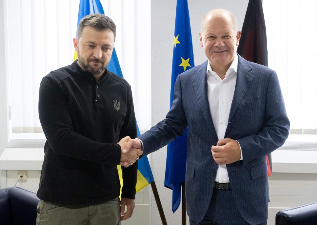 German Chancellor Olaf Scholz (R) and Ukraine’s President Volodymyr Zelensky shake hands as they meet for bilateral talks in Frankfurt am Main, western Germany, on SepT. 6, 2024. (AFP)