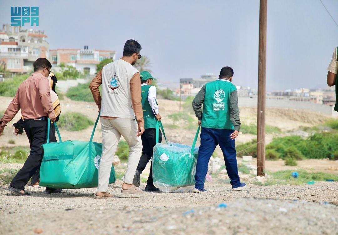 KSrelief distributes 320 food parcels in Yemen's Taiz. (SPA)