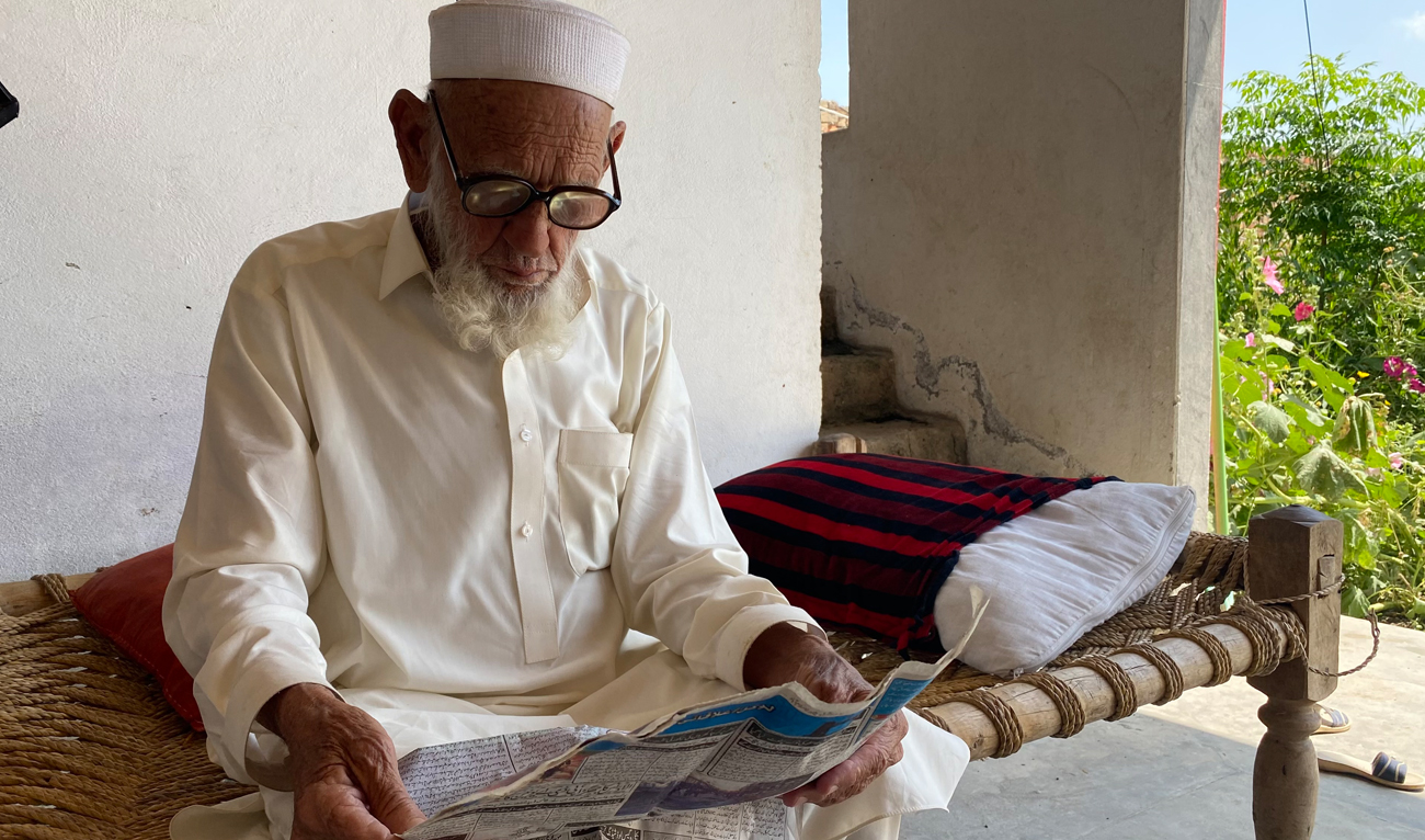 Pakistani academic Fazal Haq, 82, reads a newspaper in his village in Karak district, Khyber Pakhtunkhwa, during an interview with Arab News. Haq defies social norms and educates 13 daughters to master’s level in conservative northwest. (AN Photo)