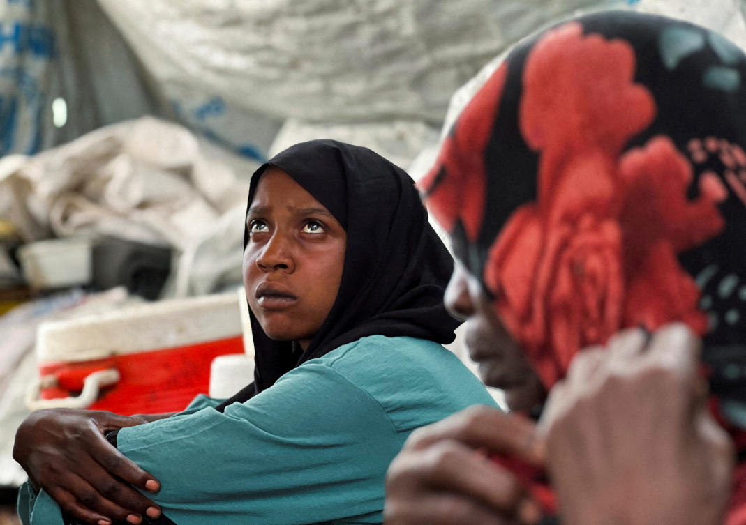 Families displaced by RSF advances in Sudan's El Gezira and Sennar states shelter at the Omar ibn al-Khattab displacement site, Kassala state, Sudan, July 10, 2024. (Reuters)