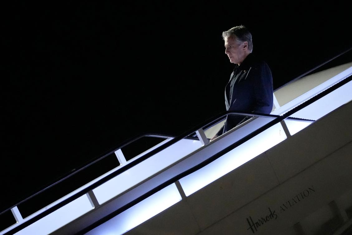 US Secretary of State Antony Blinken disembarks from his plane upon arrival in London on Sept. 9, 2024. (AFP)