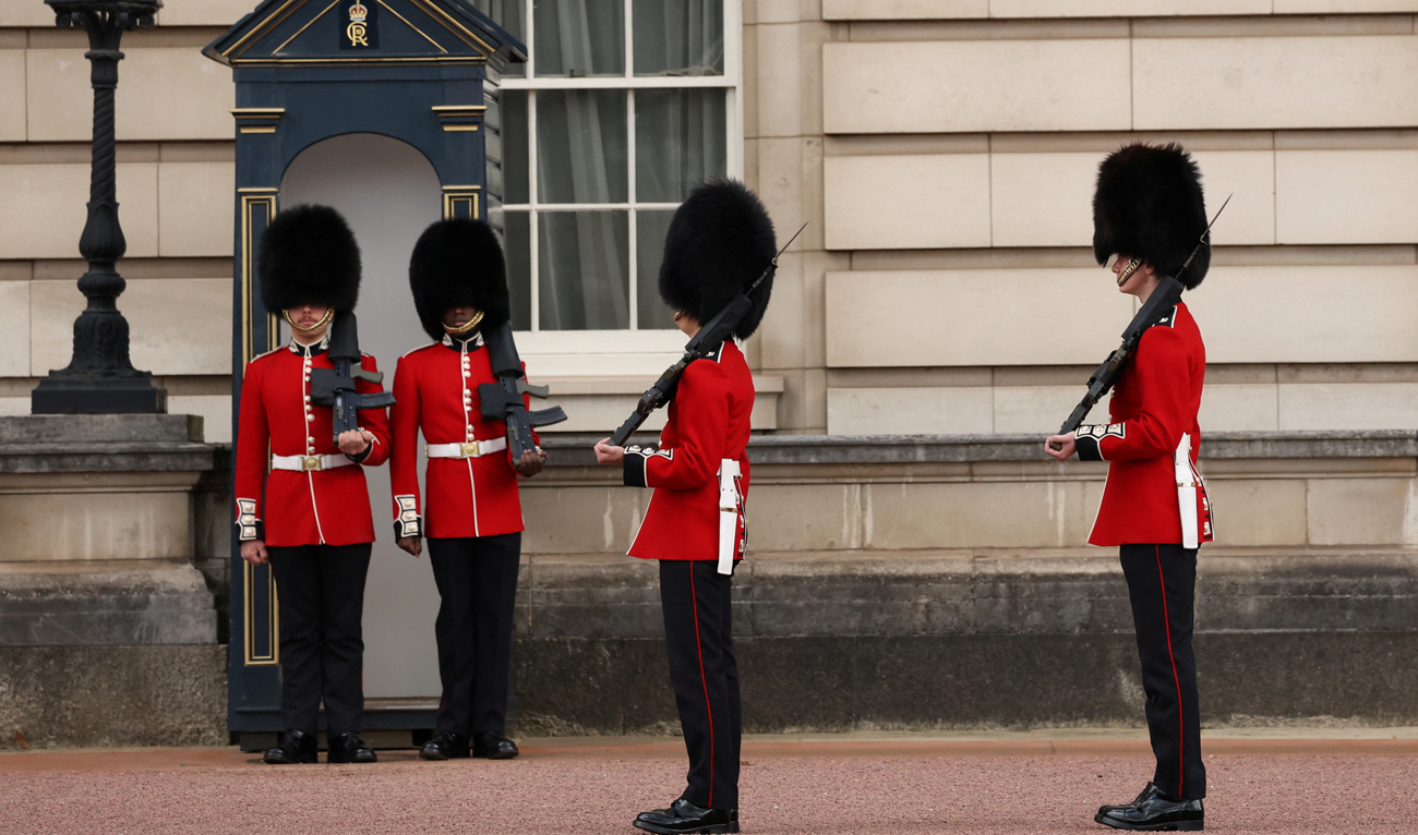 King’s Guards wearing bearskin caps stand by Buckingham Palace, in London, Britain, September 12, 2024. (REUTERS)