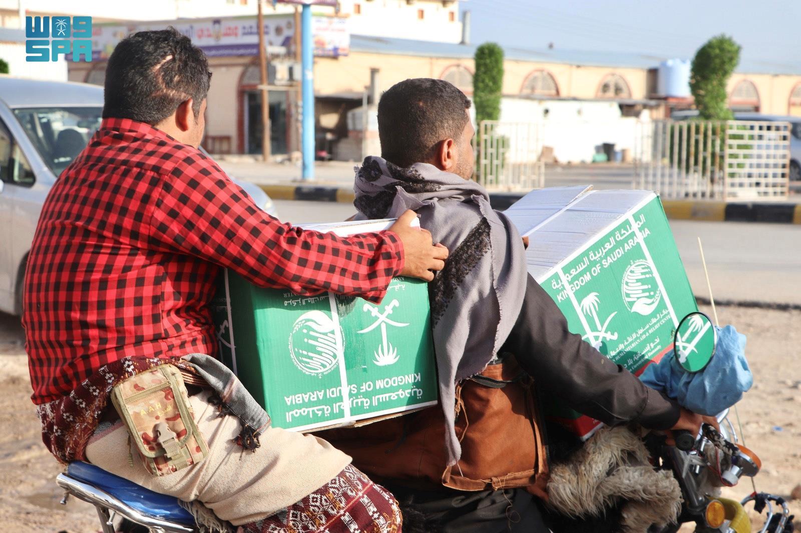 KSrelief distributes 4,158 food parcel in Yemen's Shabwah. (SPA)