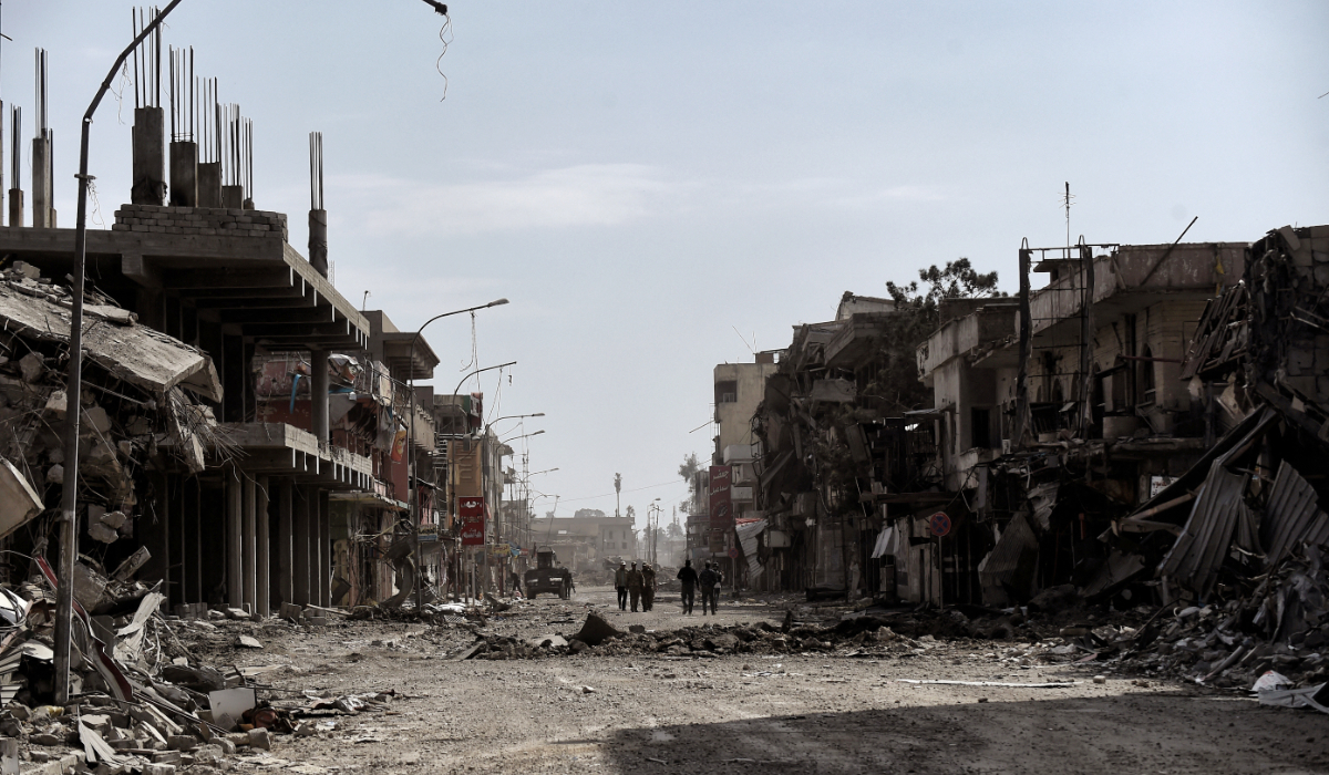 Iraqi forces patrol in a street in west Mosul as they advance inside the city during fighting against Islamic State group's fighters on March 8, 2017. (AFP)