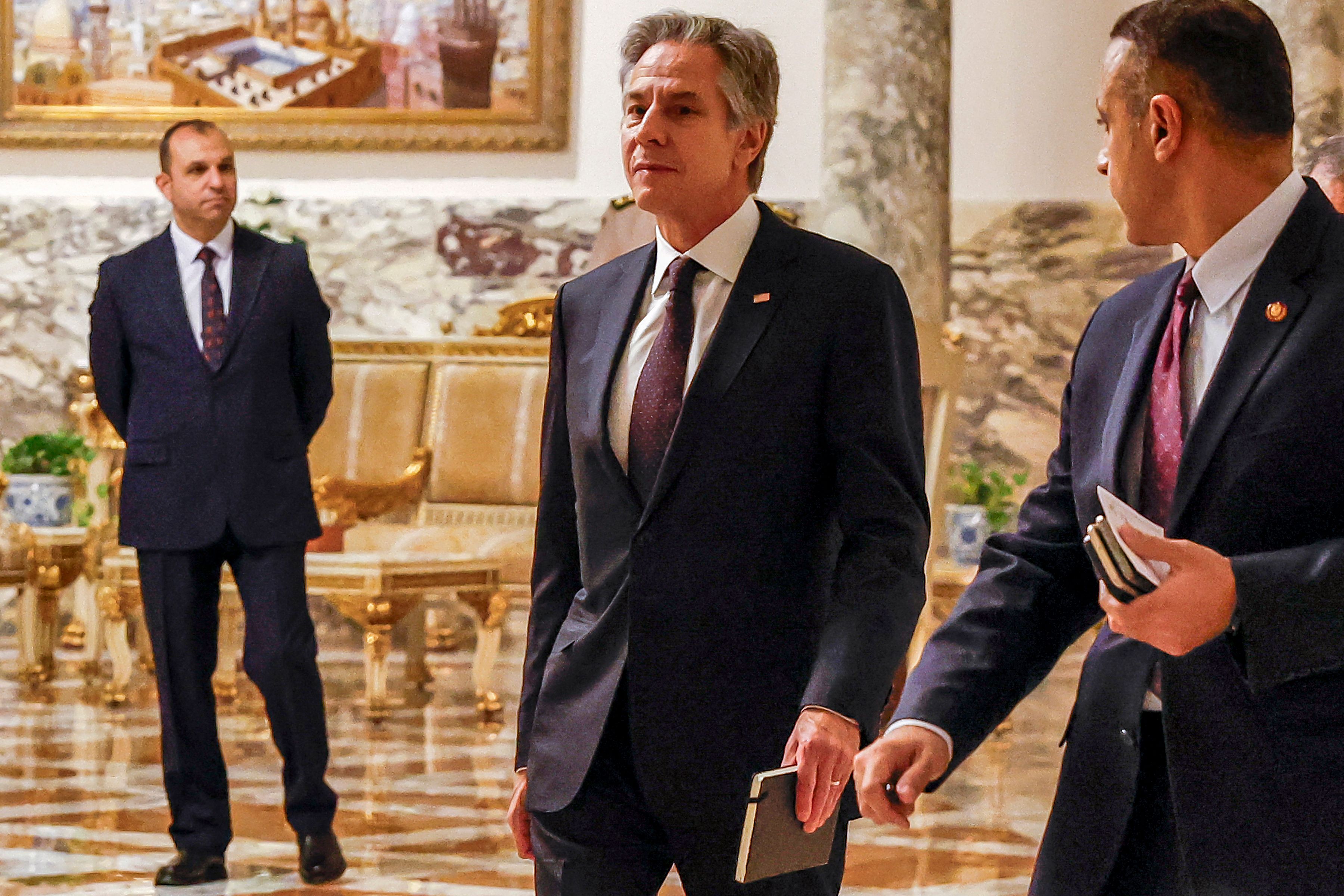 US Secretary of State Antony Blinken (C) arrives for a meeting with the Egyptian president at the presidential palace in Cairo on September 18, 2024. US Secretary of State Antony Blinken arrived back in the region at dawn on September 18 to try to revive stalled ceasefire talks for the Israel-Hamas war in Gaza. (AFP)
